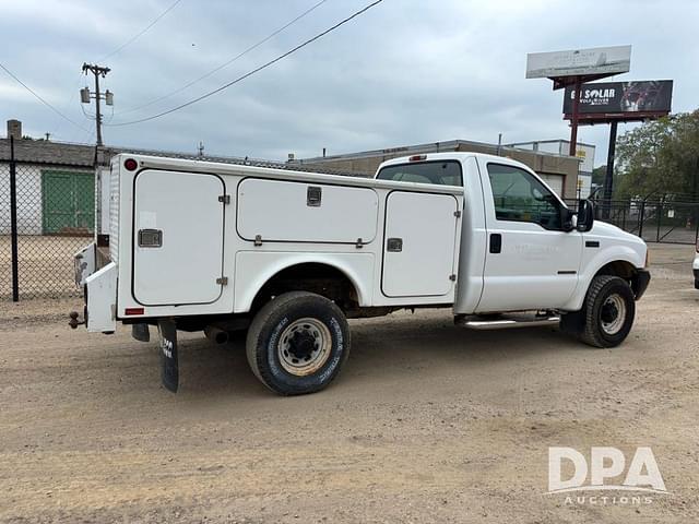 Image of Ford F-350 equipment image 4