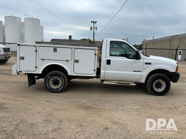 Image of Ford F-350 equipment image 2