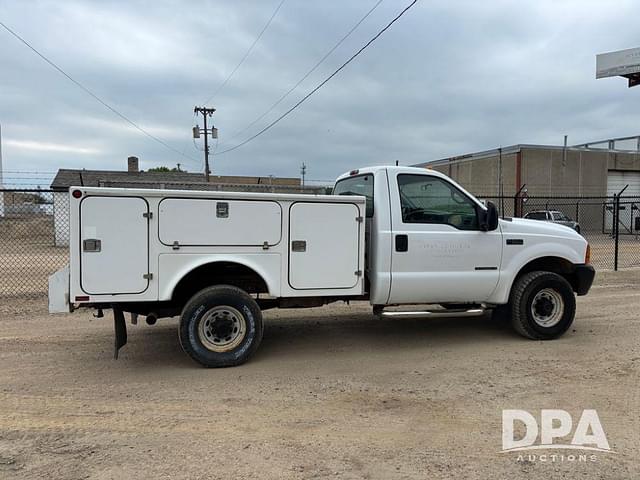 Image of Ford F-350 equipment image 3