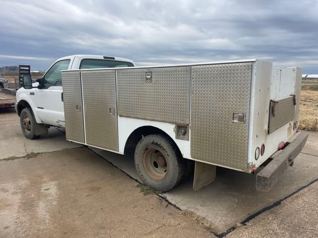 Image of Ford F-350 equipment image 3