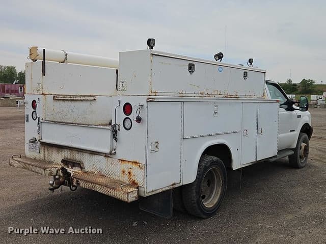 Image of Ford F-450 equipment image 4