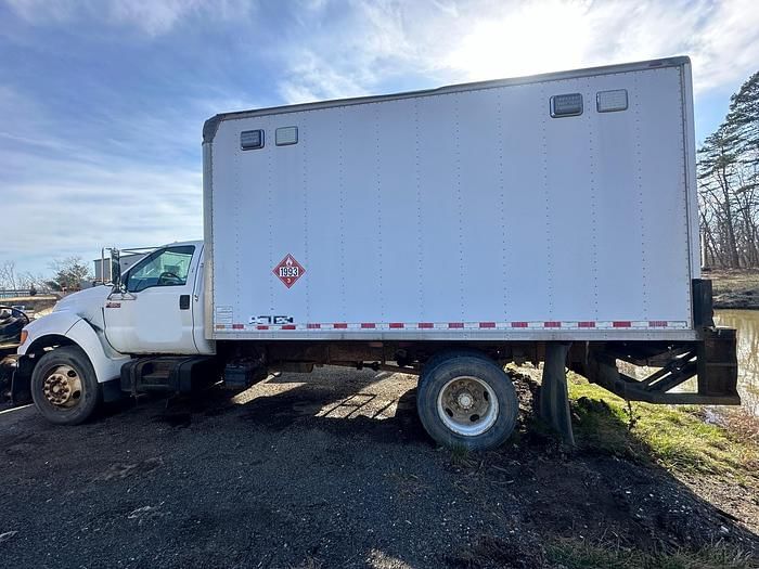 2000 Ford F-650 Equipment Image0