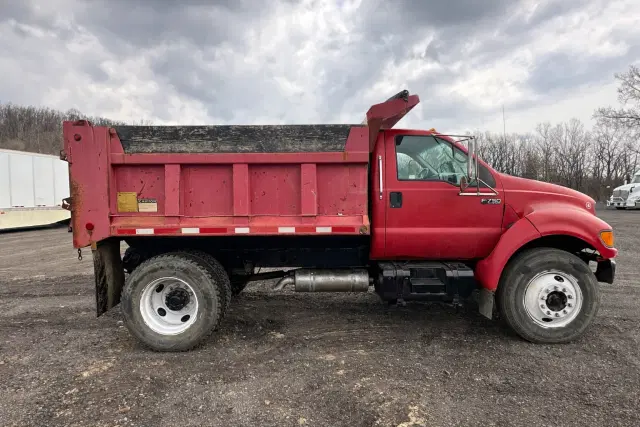 Image of Ford F-750 equipment image 4
