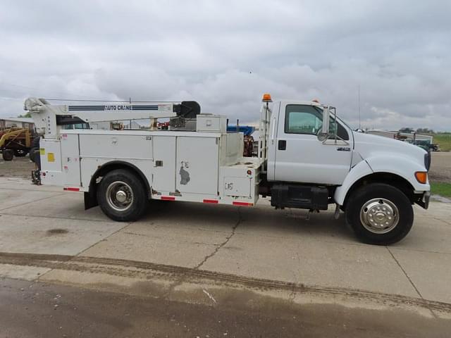 Image of Ford F-750 equipment image 4