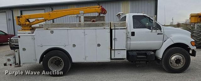 Image of Ford F-750 equipment image 3