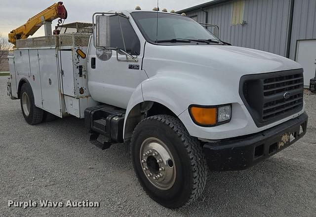 Image of Ford F-750 equipment image 2