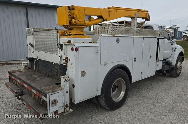 Image of Ford F-750 equipment image 4