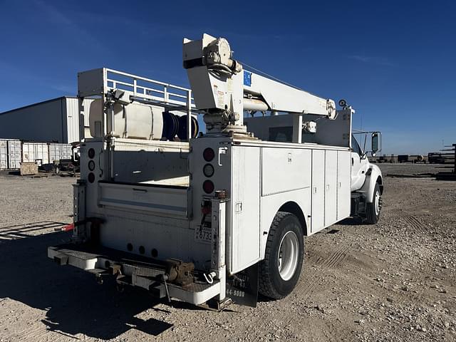 Image of Ford F-750 equipment image 3