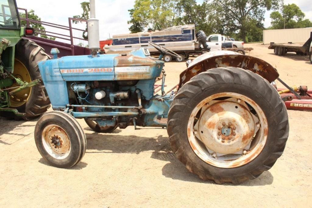 Ford 2000 Equipment Image0