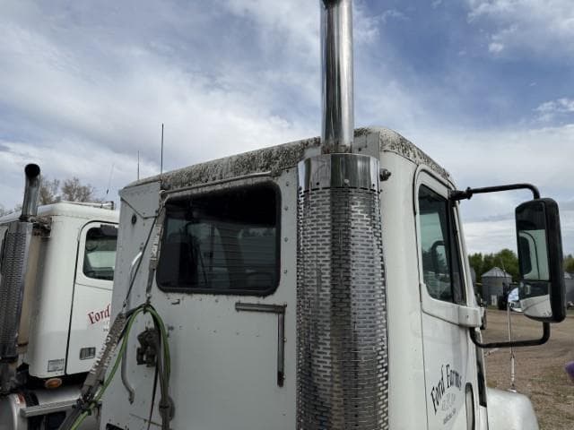 Image of Freightliner Century 112 equipment image 3