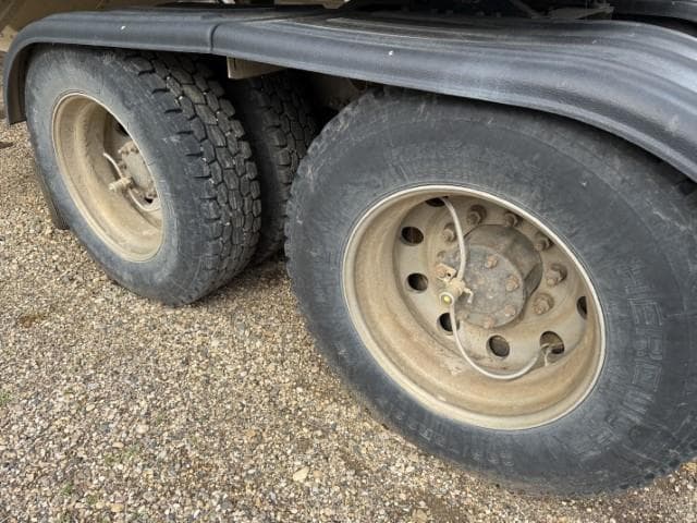 Image of Freightliner Century 112 equipment image 4