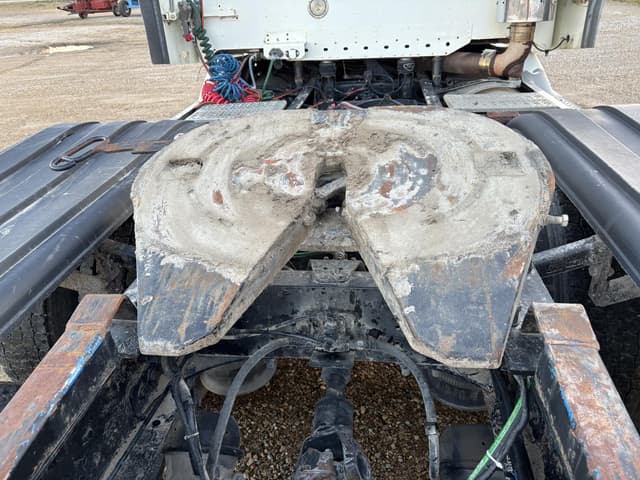 Image of Freightliner Century 120 equipment image 4