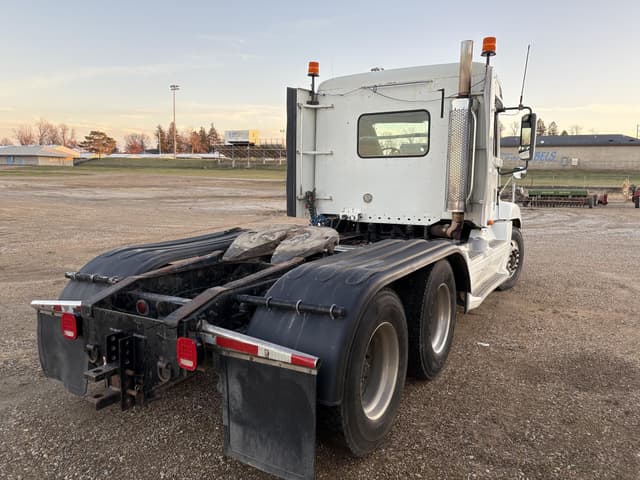 Image of Freightliner Century 120 equipment image 3