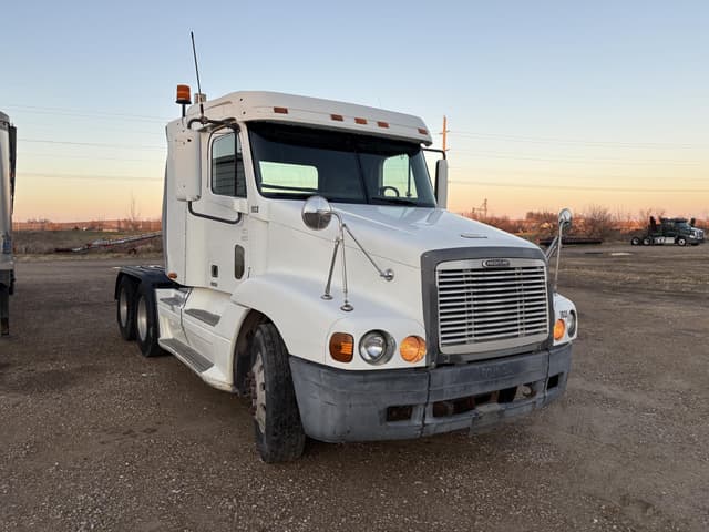 Image of Freightliner Century 120 equipment image 1