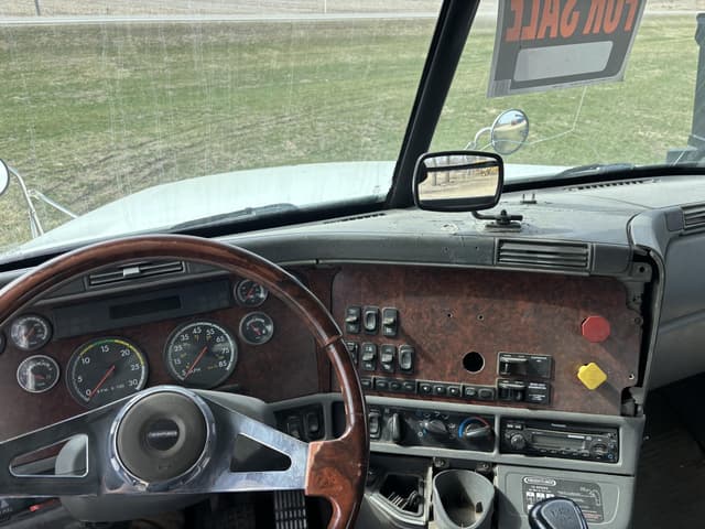 Image of Freightliner Century 120 equipment image 4