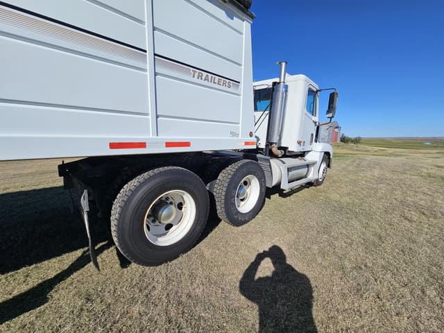 Image of Freightliner Century equipment image 4