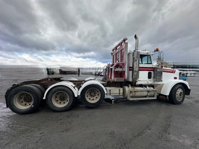 Image of Freightliner FLD120 Classic equipment image 2