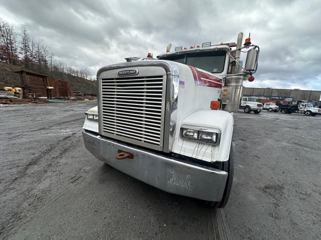 Image of Freightliner FLD120 Classic equipment image 4