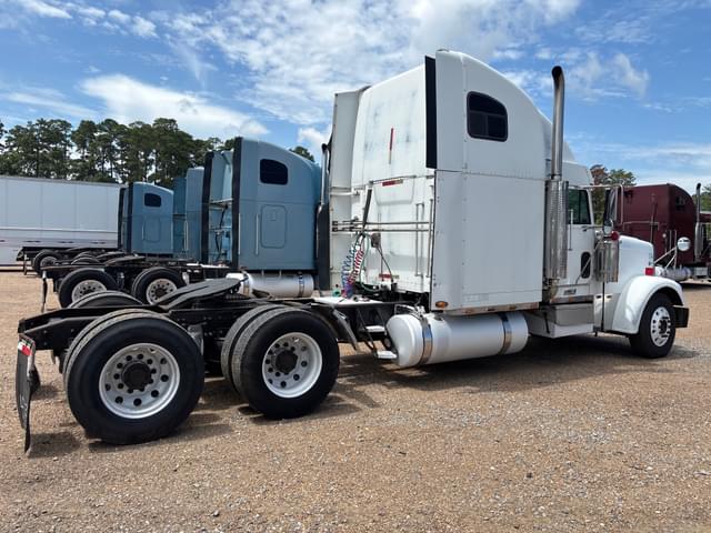 Image of Freightliner Classic equipment image 2