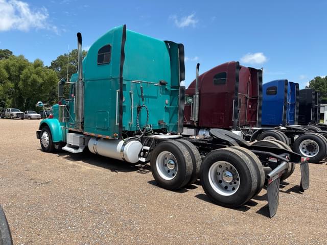 Image of Freightliner Classic equipment image 3