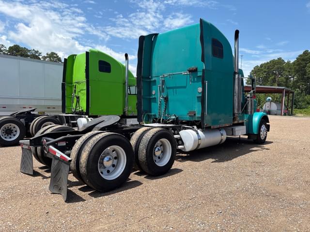 Image of Freightliner Classic equipment image 2