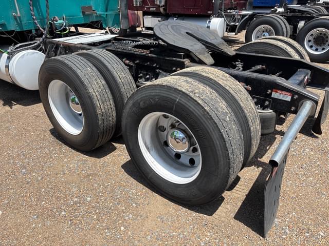 Image of Freightliner Classic equipment image 4