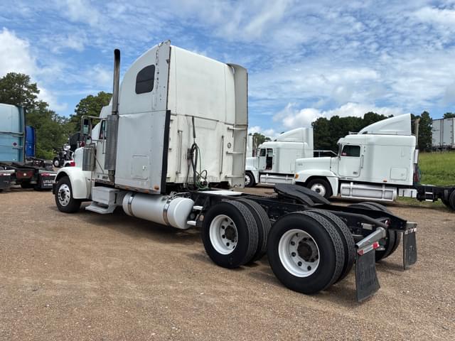 Image of Freightliner Classic equipment image 3