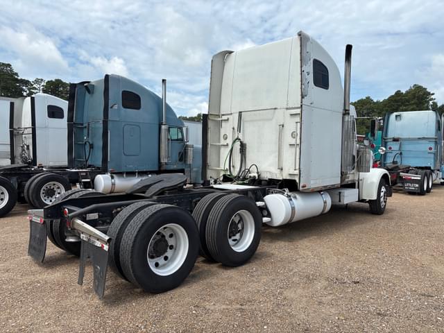 Image of Freightliner Classic equipment image 2