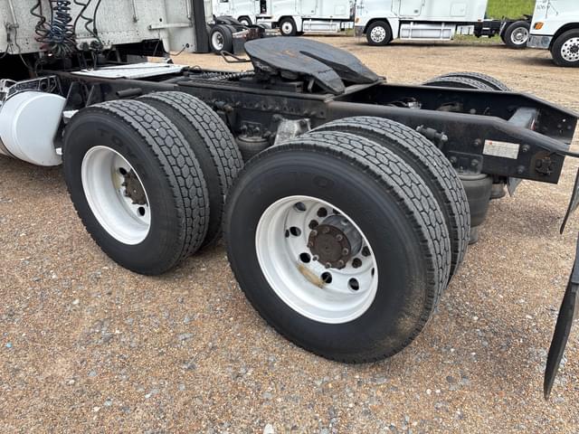 Image of Freightliner Classic equipment image 4