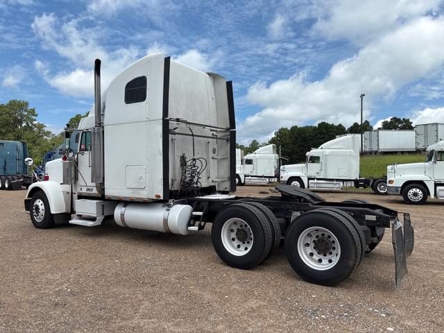 Image of Freightliner Classic equipment image 3