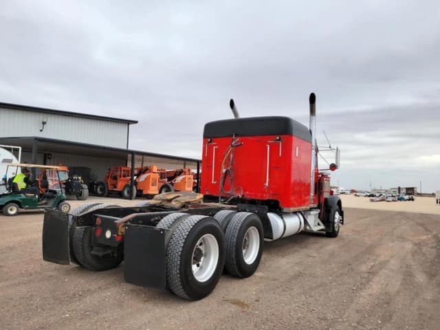Image of Freightliner Classic XL equipment image 4