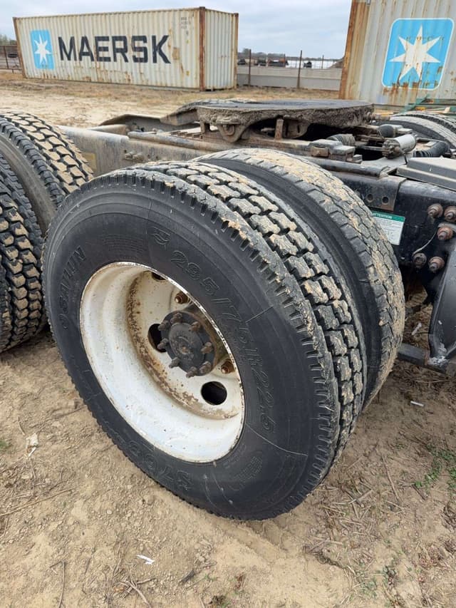 Image of Freightliner Columbia equipment image 4