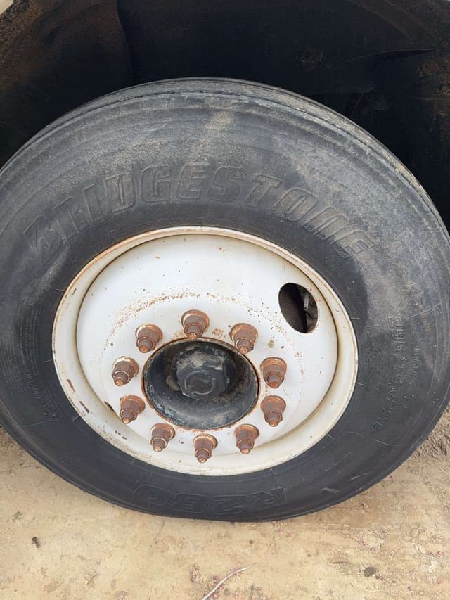 Image of Freightliner Columbia equipment image 3