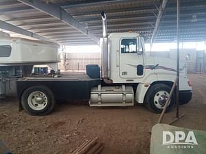 2000 Freightliner FLD112 Image