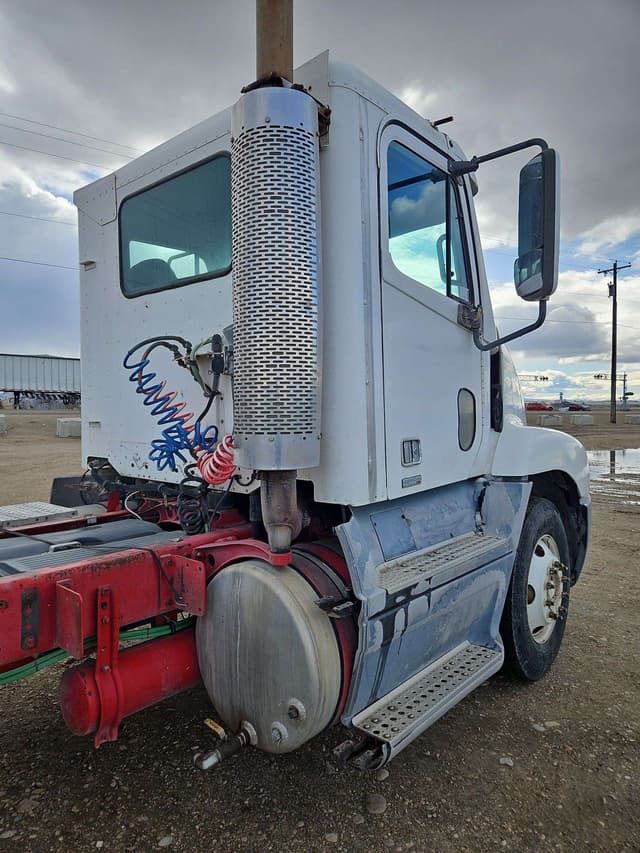 Image of Freightliner Day Cab Truck equipment image 4