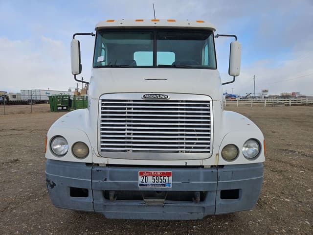 Image of Freightliner Day Cab Truck equipment image 2