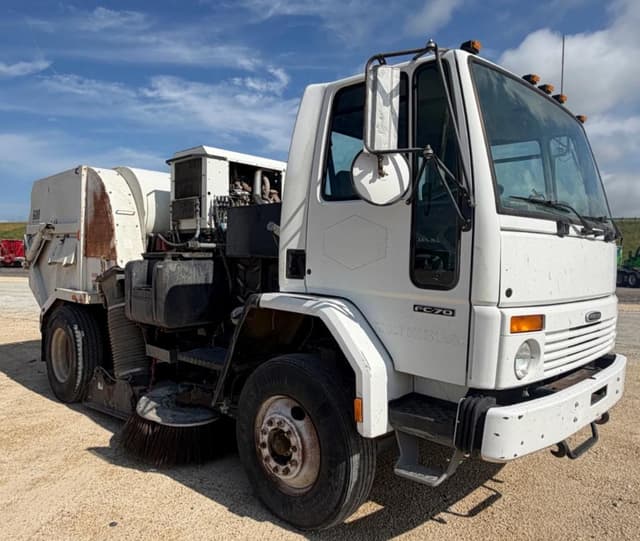 Image of Freightliner FC70 equipment image 2