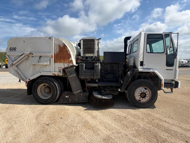 Image of Freightliner FC70 equipment image 3