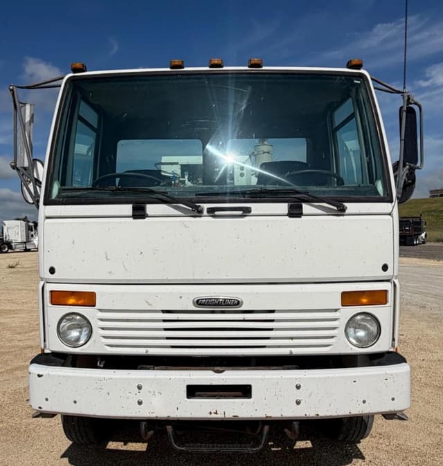 Image of Freightliner FC70 equipment image 1