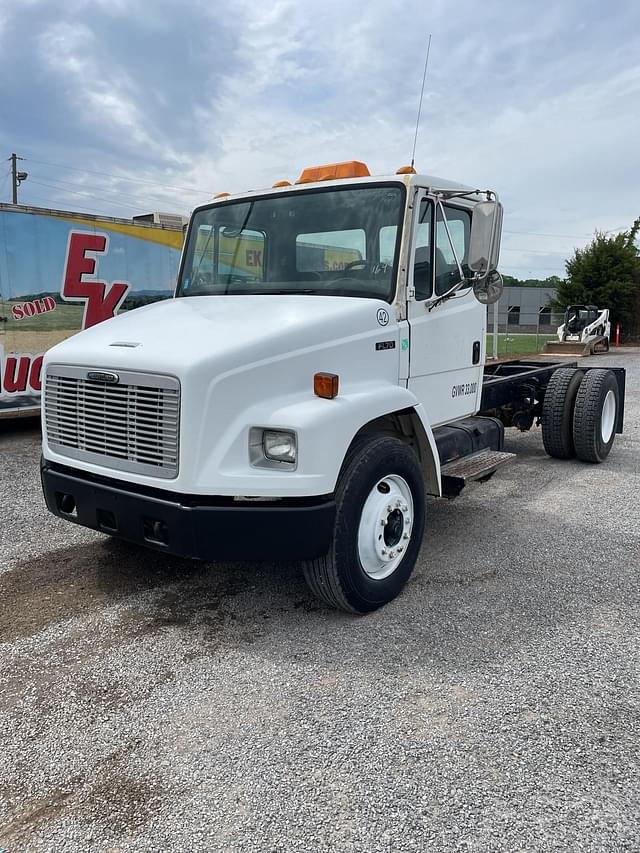 Image of Freightliner FL70 equipment image 2