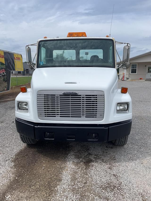 Image of Freightliner FL70 equipment image 4