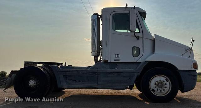 Image of Freightliner FL112 equipment image 3