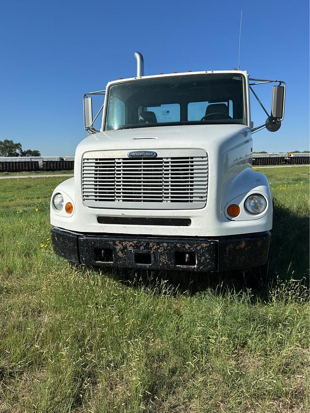 Image of Freightliner FL112 equipment image 3