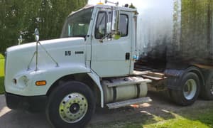 2000 Freightliner FL112 Image