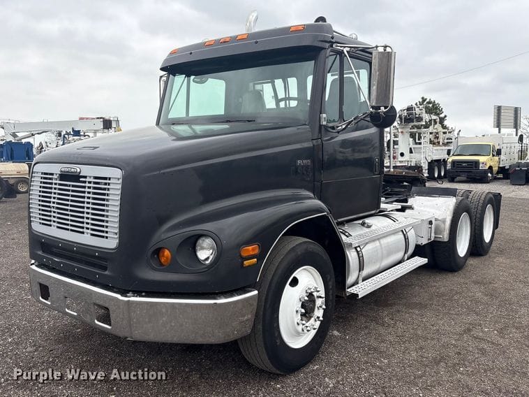 2000 Freightliner FL112 Equipment Image0