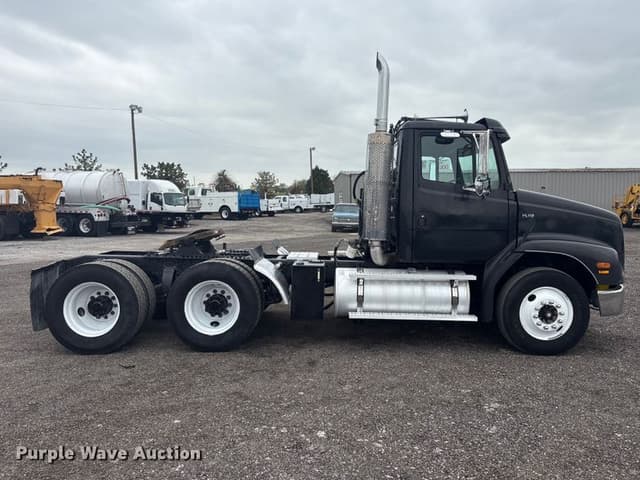 Image of Freightliner FL112 equipment image 3