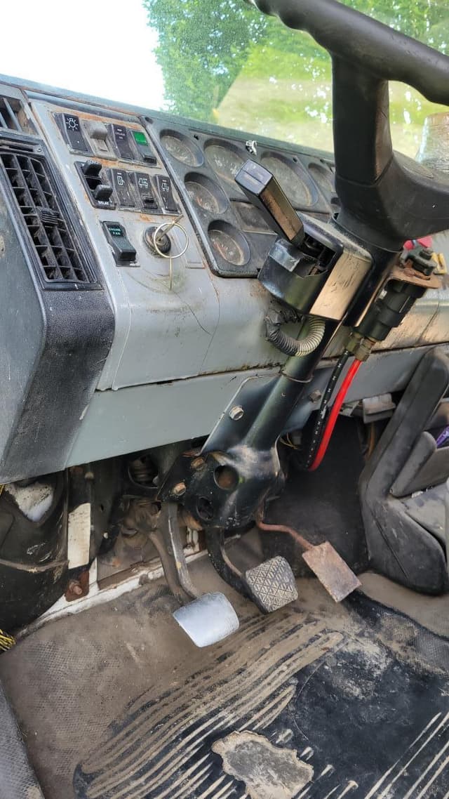 Image of Freightliner FL112 equipment image 3
