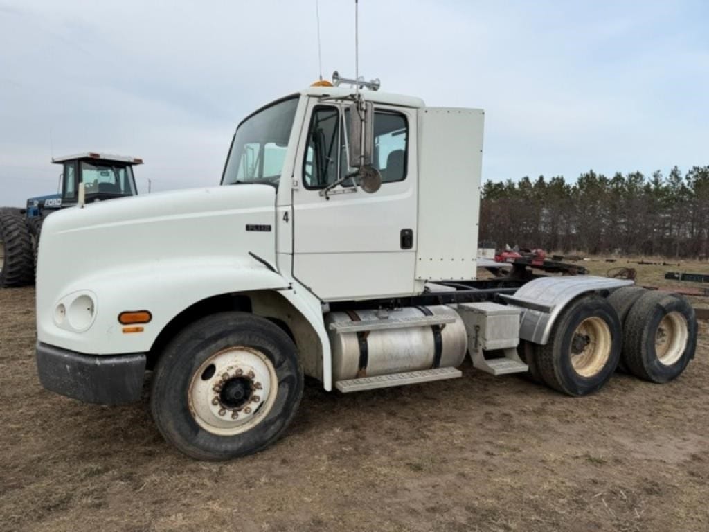 2000 Freightliner FL112 Equipment Image0