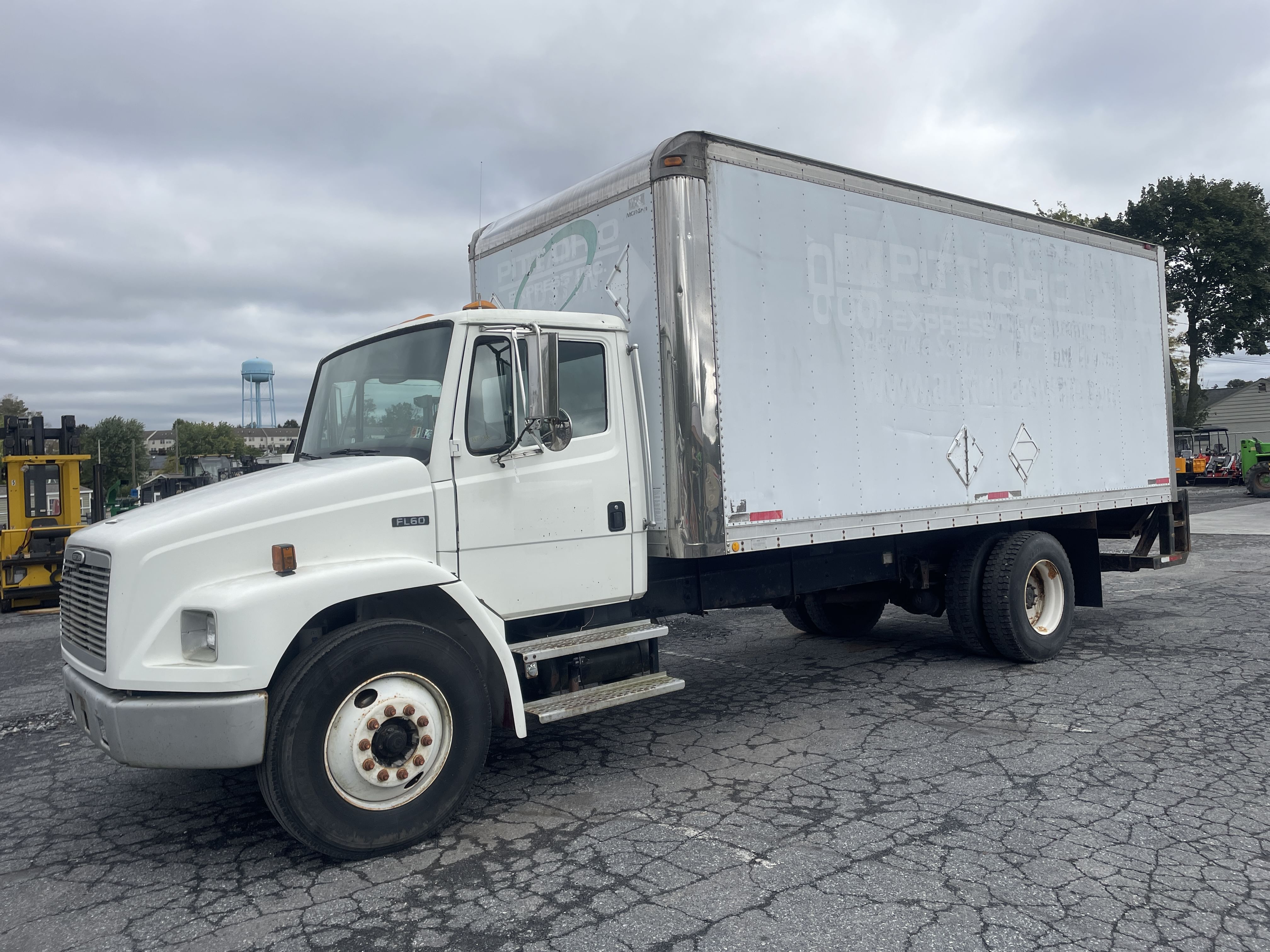 2000 Freightliner FL60 Equipment Image0