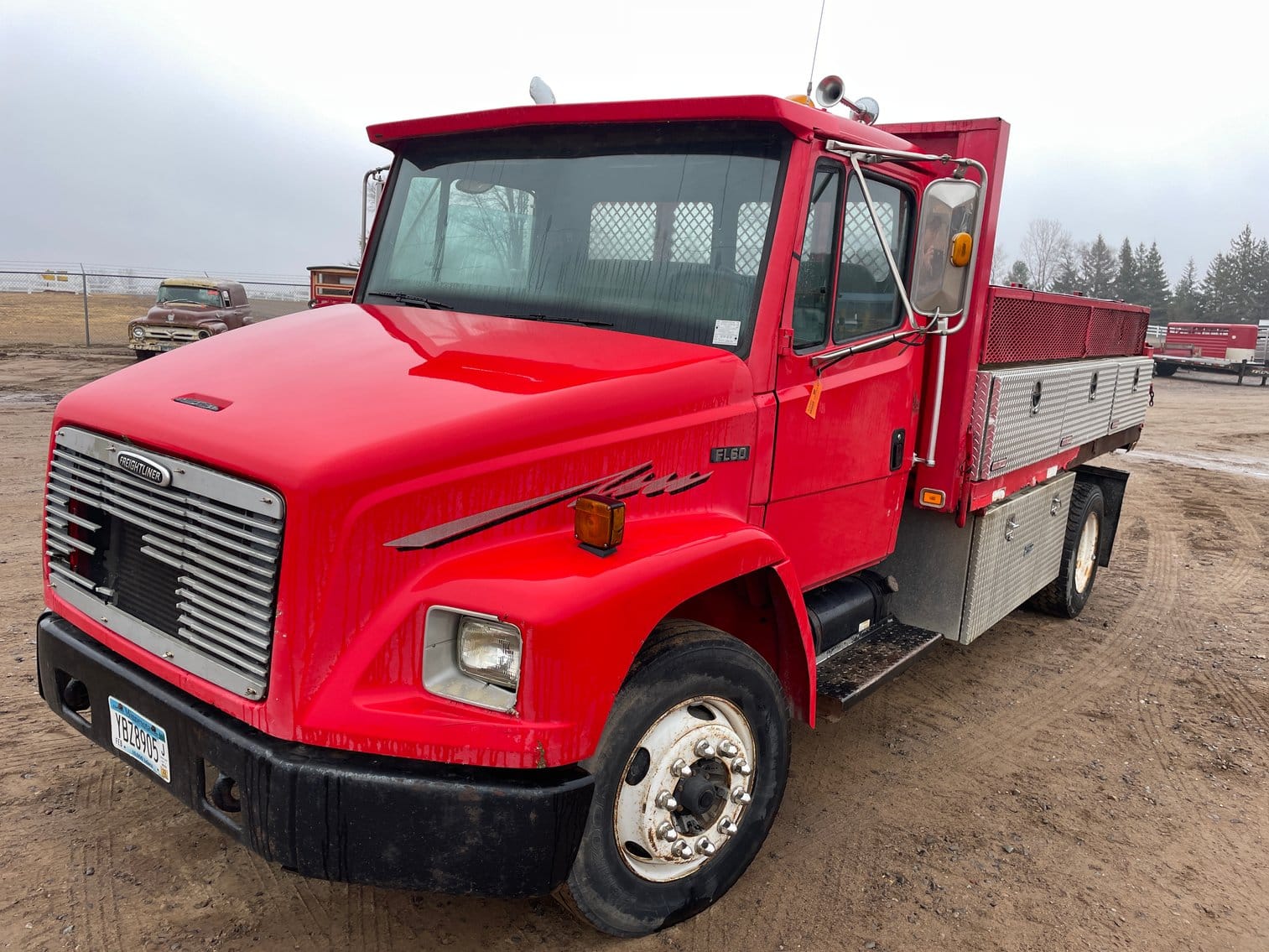 2000 Freightliner FL60 Equipment Image0